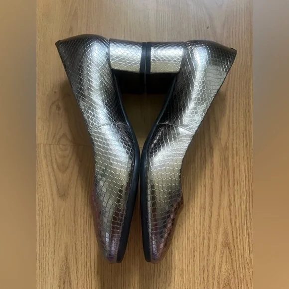 Easy Spirit Silver Textured Heels - Picture 4 of 7